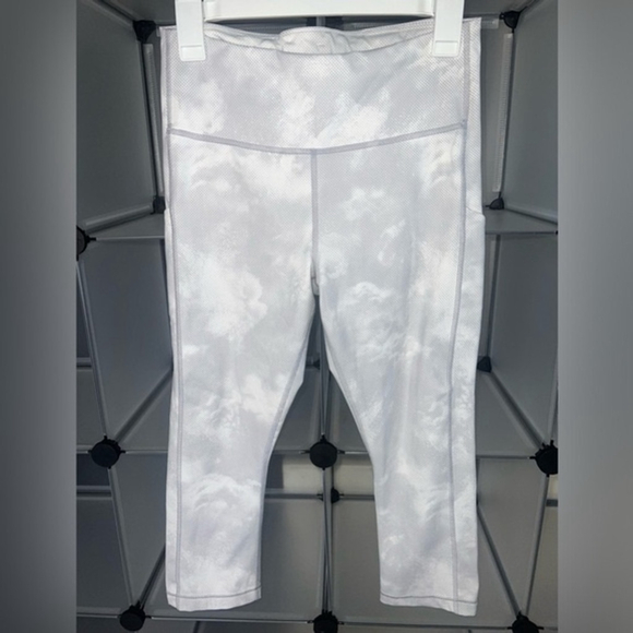 Athleta Pants - Athleta Women's Ultimate Stash Pocket Printed Crop Leggings White Gray Size M
